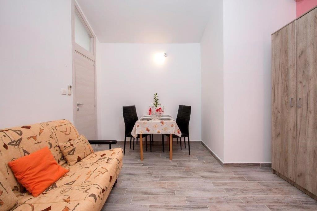 Pleasant Oriana Apartment Near The Sea-Póla Kültér fotó